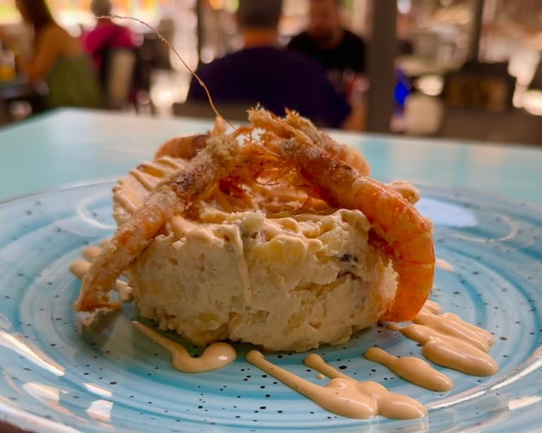 Ensaladilla con langostino fotografiada en Bahía Restaurante Cádiz